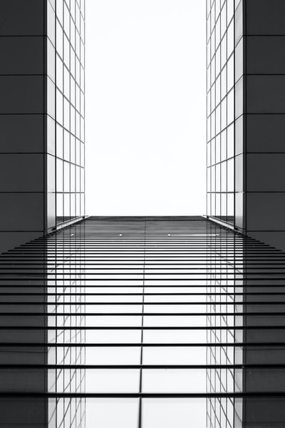 灰黑色建筑镜